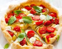 Tarte au Chavroux, tomates et courgettes