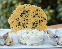 Tartare de daurade, tuile de la mer et palourdes au saké