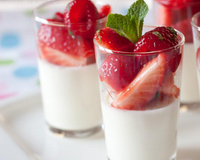 Baby panacotta à la rose, fraises et framboises à la menthe