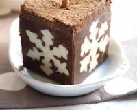 Un bâtonnet à faire fondre dans du lait chaud, pour retrouver la saveur d'un chocolat chaud à l'ancienne. Un décor de Noël.