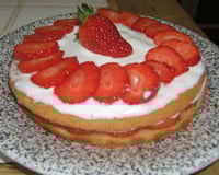 Gâteau, fraises et chantilly