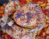Poulet rôti accompagné de pommes de terre.