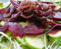 Carpaccio betteraves courgettes aux oignons rouges caramélisés