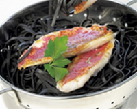 Filets de rouget roche sur un nid de pâtes fraîches, sauce vierge.