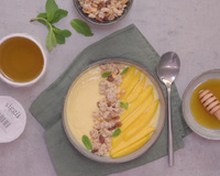 Smoothie bowl à la mangue, granola, skyr, menthe et miel