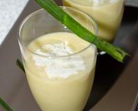 Un velouté salé de poireaux et poires, crème infusée à la vanille.