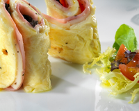 Omelette roulée au jambon et au fromage