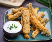 Courgettes panées au four et sa sauce yaourt et ciboulette