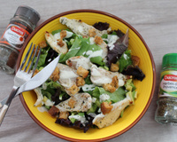 Salade poulet avocat et croûtons & herbes de Provence
