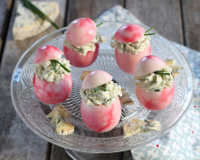 Œufs marbrés à la betterave, farcis de crème à la fourme d'Ambert