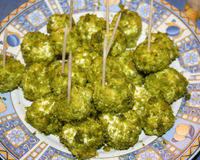 Boulettes de fromage frais roulées dans les pistaches. Ideal pour un apéro.