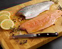 Deux fois moins gras et un tiers moins cher que le saumon, ce poisson est l’alternative idéale pour votre repas de Noël