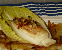 Cabillaud en papillote, endives braisées et noix concassées