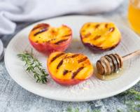 On ne pense pas assez à faire cuire les fruits au barbecue. Et si vous tentiez avec des pêches. A servir avec un bon miel.
