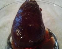 Cette recette est réalisé soit avec du vin et des épices soit avec un vin déjà épicé. Les poires sont douces et sirupeuses un délice