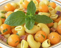 Le mariage du melon et du jambon de Parme, un classique, mais quand le basilic et les pâtes s'invitent à la fête c'est l'explosion des papilles pour cette salade estivale…