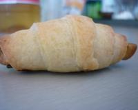 C'est un mini croissant salé au saumon pour l'apéritif.