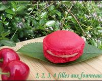 Des macarons avec une délicieuse ganache au coquelicot et une cerise au coeur de la ganache.