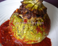 Courgettes rondes farcies à la viande, parmesan et pignons