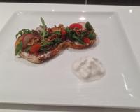 Tartine aux pommes de terre, confit de canard, petits légumes et noix, à la mousse de St Agur