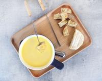 Variez les plaisirs avec cette fondue au Saint-Marcellin ! Le fromage Saint-Marcellin apporte à la fondue un goût relevé qui vous fera fondre…