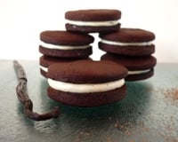 Biscuits au cacao fourrés à la vanille