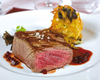 Pavé de rumsteck de bœuf poêlé, Pommes paillasson aux champignons, jus de betteraves