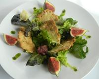De l'ail à croquer sous forme de tuiles aux amandes dans une salade tiède aux gésiers confits. Un coté sucré salé qui ravira vos papilles !