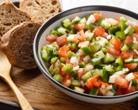 Connaissez-vous la pipirrana, la salade espagnole la plus rafraîchissante de l'été ?