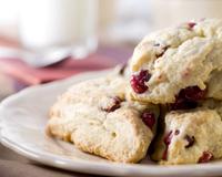 Vous connaissez les scones ? Vous savez ces petits pains britanniques. Et bien voici une version revisité à l'orange et aux cranberries : un délice…