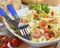 Idéale pour vos repas d’été : cette salade de pâtes aux courgettes et crevettes est l’une des préférées des lecteurs de 750g !