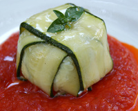 Charlotte de courgettes au chèvre frais, coulis de poivrons