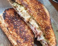 Croque monsieur au pesto, mozzarella et jambon fumé