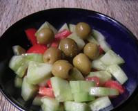 Salade simple pour accompagner, autre que la laitue.Tomates, concombre et olives assaissonés à l'huile d'olive.