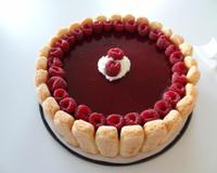 Délices de mousse à la framboise, avec la génoise du bavarois et les biscuits à la cuiller de la charlotte.