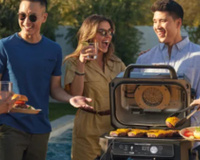 Prisé des spécialistes, le barbecue électrique et fumoir Woodfire Ninja voit son prix chuter