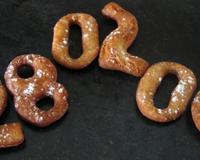 Des beignets de Mardi Gras, à la fleur d'oranger, en forme de chiffres et recouverts de sucre glace. D'autres formes possibles avec d'autres emporte-pièces.