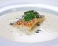 Topinambours cuits à l'eau et mixés en velouté et pavé de morue a la poêle.
