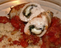Roulé de poulet fourré et son lit de tomates
