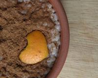Dessert à base de riz rond et lait aromatisé avec des zestes d'agrumes et cannelle, couvert toujours d'une bonne couche de cannelle en poudre.