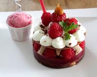Mon dessert est composé d'une base de brownie au praliné et aux noisettes caramélisées, d'une gelée de framboises / géranium (rose/citron), de framboises fraiches, d'une…