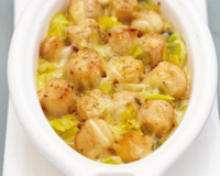 Gratin d'emmental grand cru sur poireaux fondants et pétoncles au curry