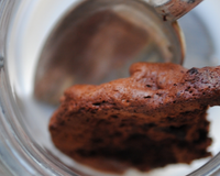 Les Biscuits Brownies. Autrement dit, une tuerie, un biscuit/cookie au goût proche du brownie, la délicieuse croûte, le fondant du centre et le croquant des noix de Pécan.