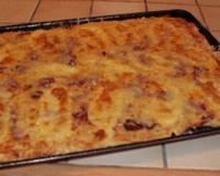 Pâte brisée avec lit d'oignon et lardon sur crème fraiche gratinée au Reblochon de savoie et fromage d' Abondance