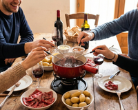 La fondue vigneronne : cette fondue au vin, moins connue mais tout aussi conviviale