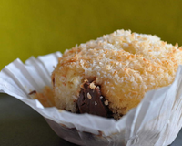 Un petit gâteau très moelleux grâce à l'ajout de lait de coco. Il cache un coeur chocolaté fondant.