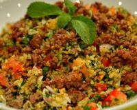 Le traditionnel taboulé libanais se fait avec beaucoup de persil et du boulgour. Avec de l'agneau et de la menthe, c'est une vraie gourmandise pour l'été et un plat complet.