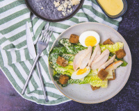 Encore meilleure qu’au bistro, voici les astuces du Chef Damien  pour réaliser  une salade César à la perfection !