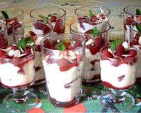 Un dessert bien frais, bien joli, bien bon et de saison ! Vous pouvez le présenter en verrines individuelles, dans de jolis verres petits, grands ou moyens...…