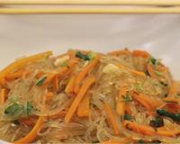 Des carottes sautées aux vermicelles pour un plat aux saveurs asiatiques, pour régaler petits et grands.